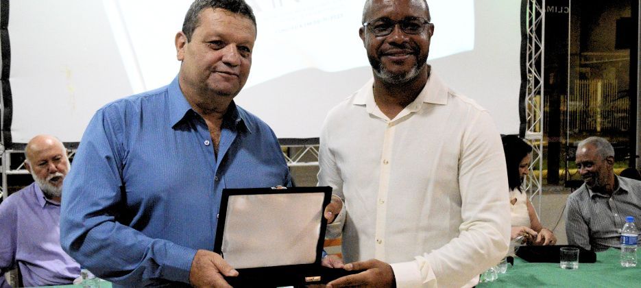 Presidente do Sinal recebe placa de sócio-fundador da FTIA Interior